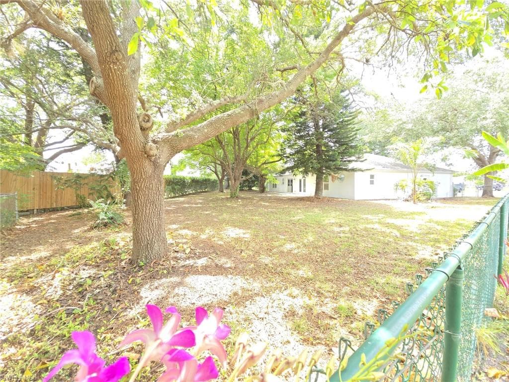 687 Grove DR, NAPLES FL 34120-41