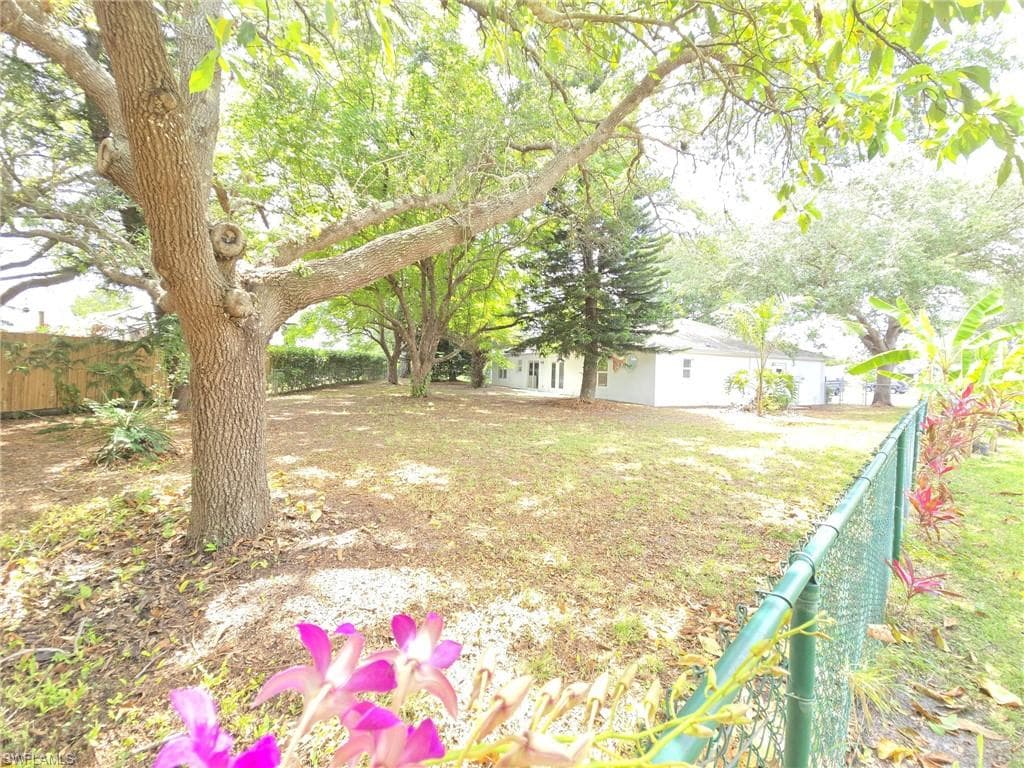 687 Grove DR, NAPLES FL 34120-2