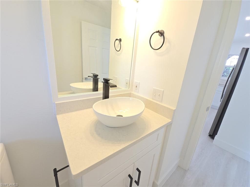 687 Grove DR, NAPLES FL 34120-31