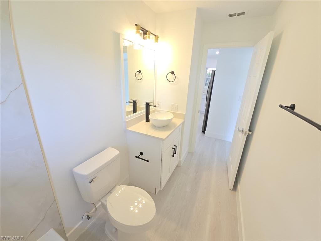 687 Grove DR, NAPLES FL 34120-32