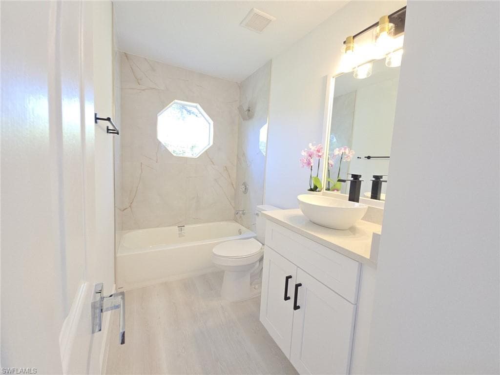 687 Grove DR, NAPLES FL 34120-30