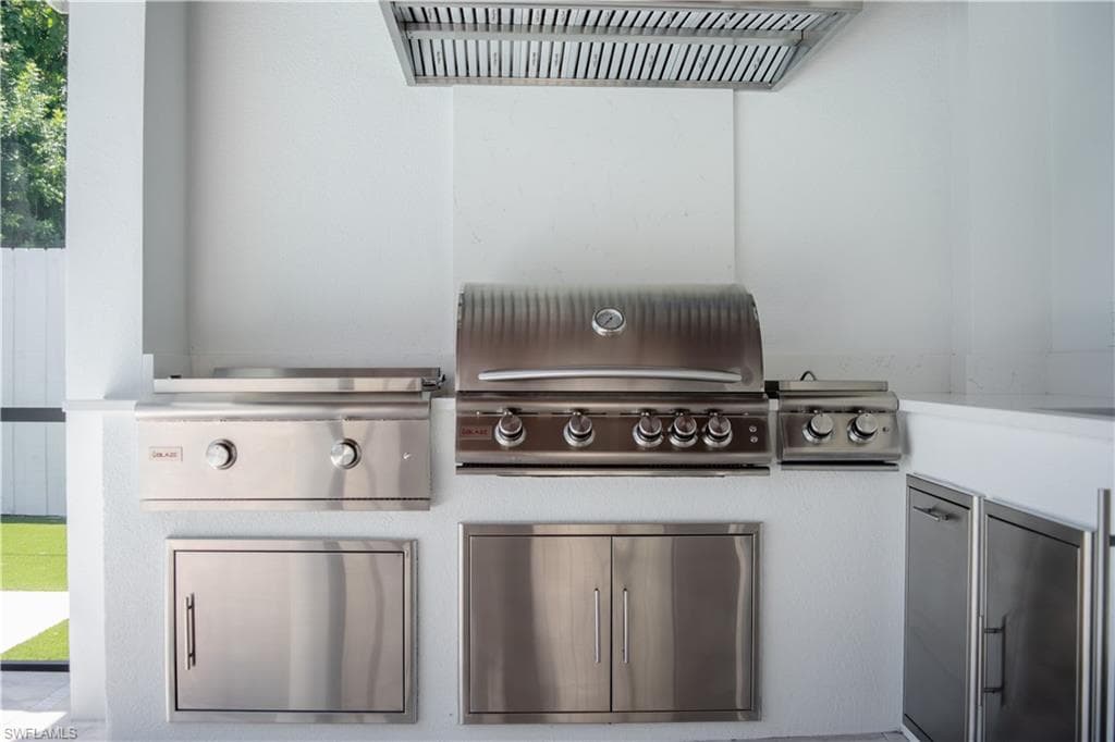 1300 Hilltop DR, NAPLES FL 34103-37