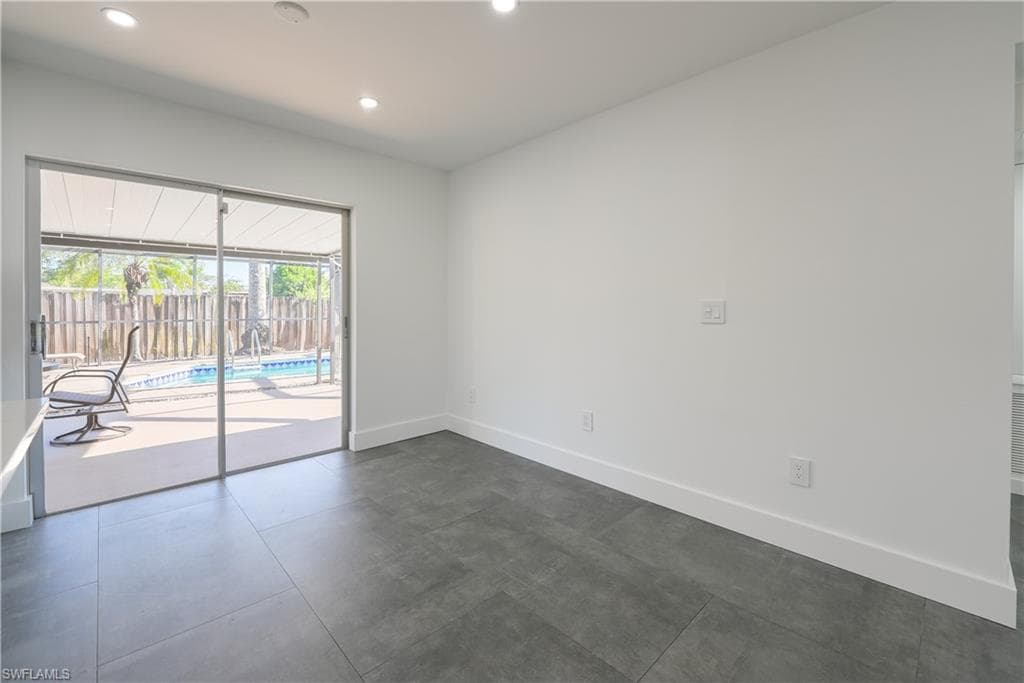 2564 Poinciana ST, NAPLES FL 34105-4