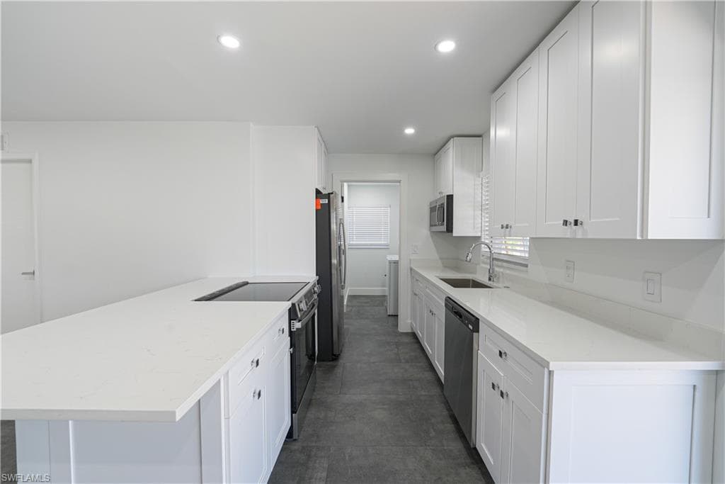 2564 Poinciana ST, NAPLES FL 34105-9