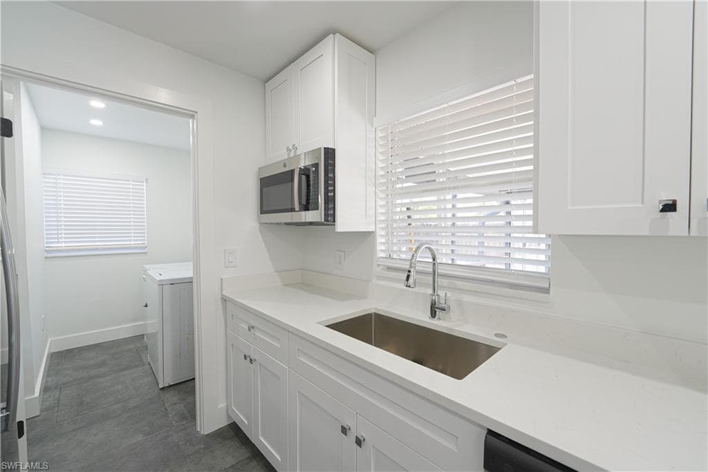 2564 Poinciana ST, NAPLES FL 34105-10