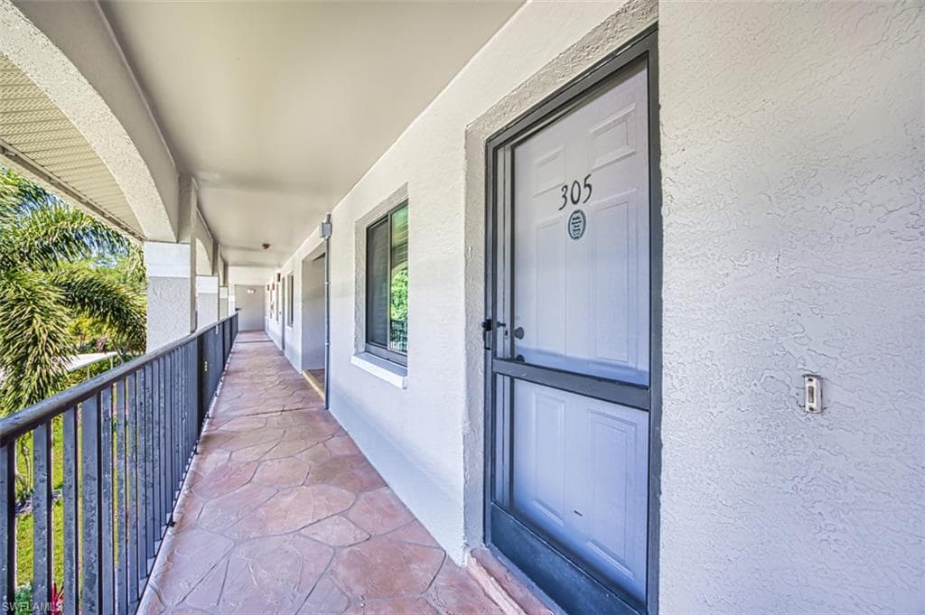 5708 Deauville CIR # J305, NAPLES FL 34112-4