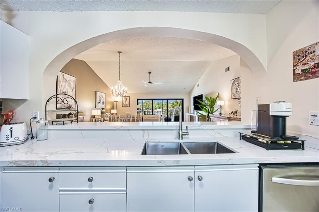 5708 Deauville CIR # J305, NAPLES FL 34112-7