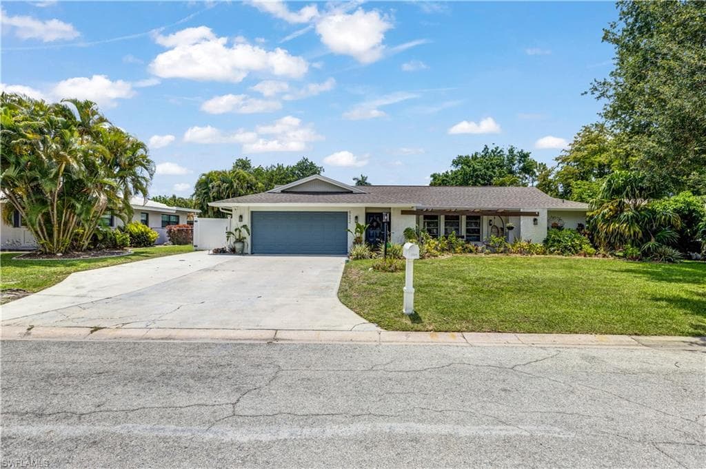 5692 Eichen CIR W, FORT MYERS FL 33919-1