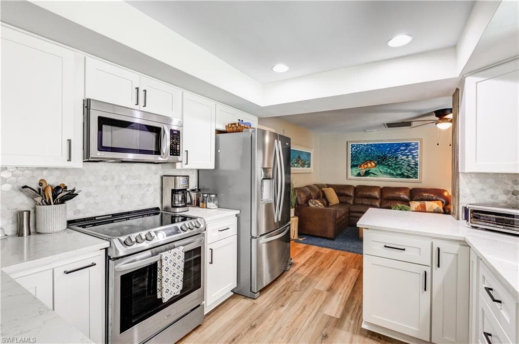 5692 Eichen CIR W, FORT MYERS FL 33919-36