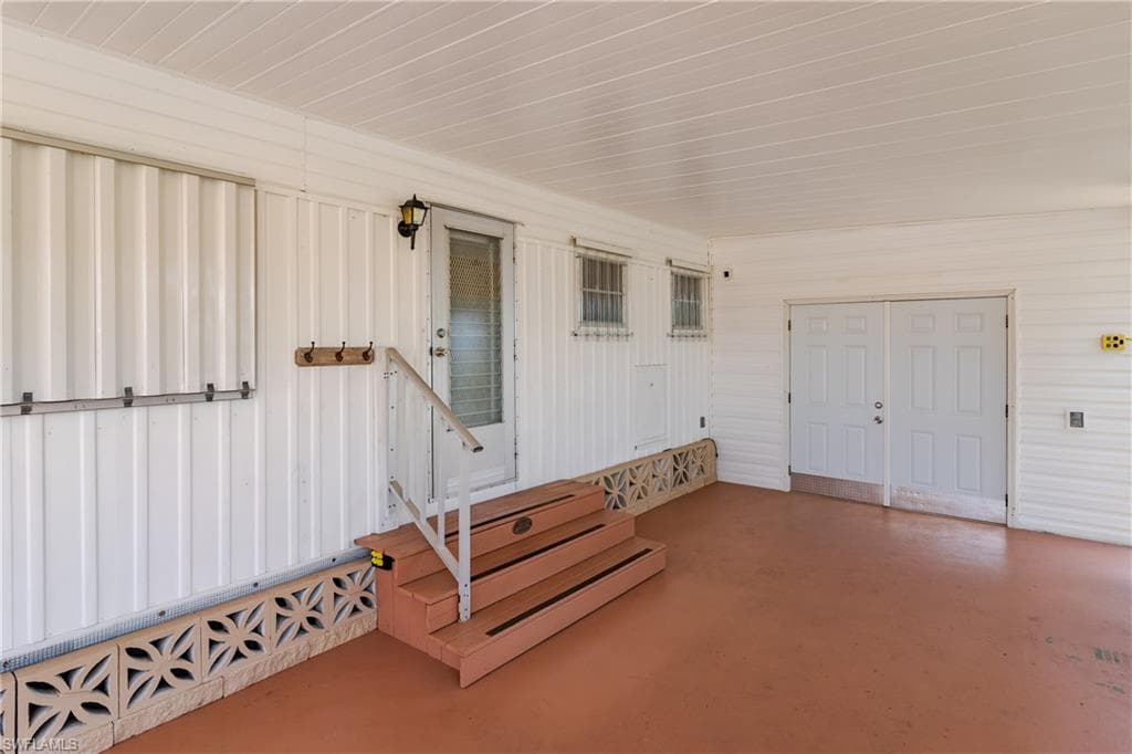 469 Riviera BLVD W, NAPLES FL 34112-1