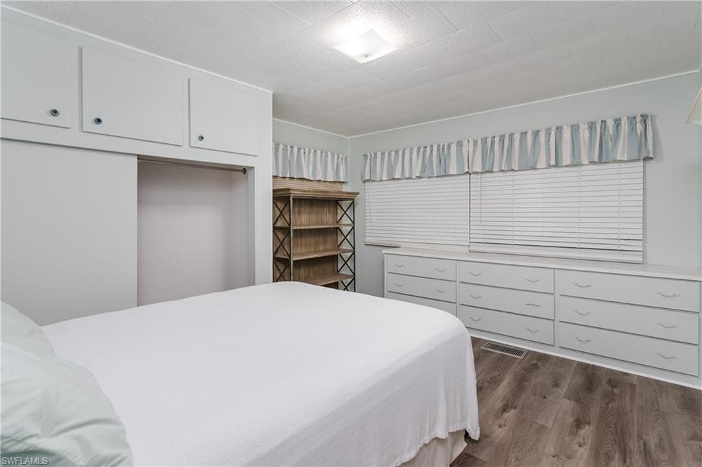 469 Riviera BLVD W, NAPLES FL 34112-16