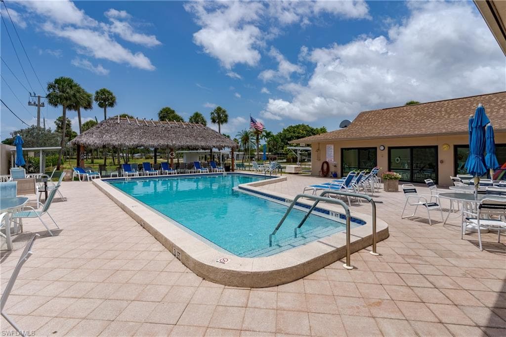 469 Riviera BLVD W, NAPLES FL 34112-25