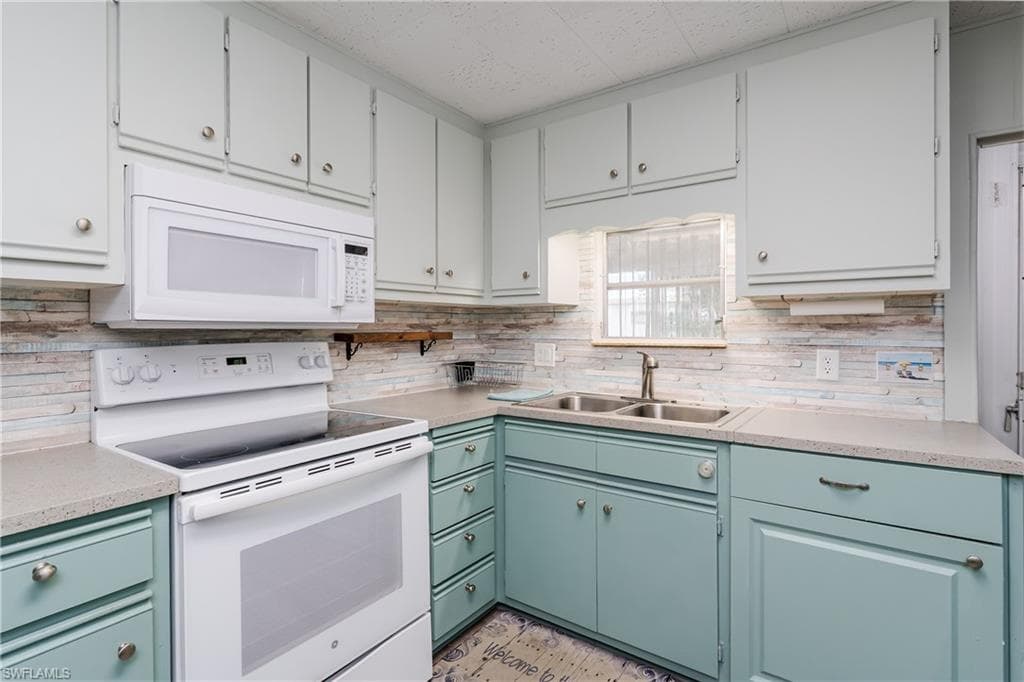 469 Riviera BLVD W, NAPLES FL 34112-8