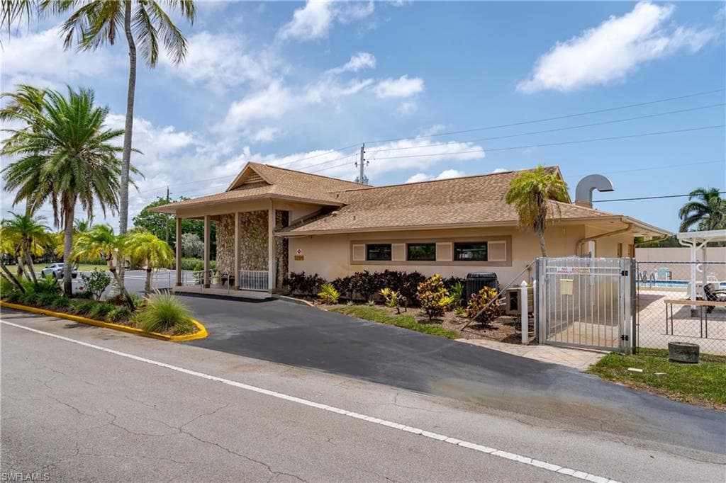 469 Riviera BLVD W, NAPLES FL 34112-23