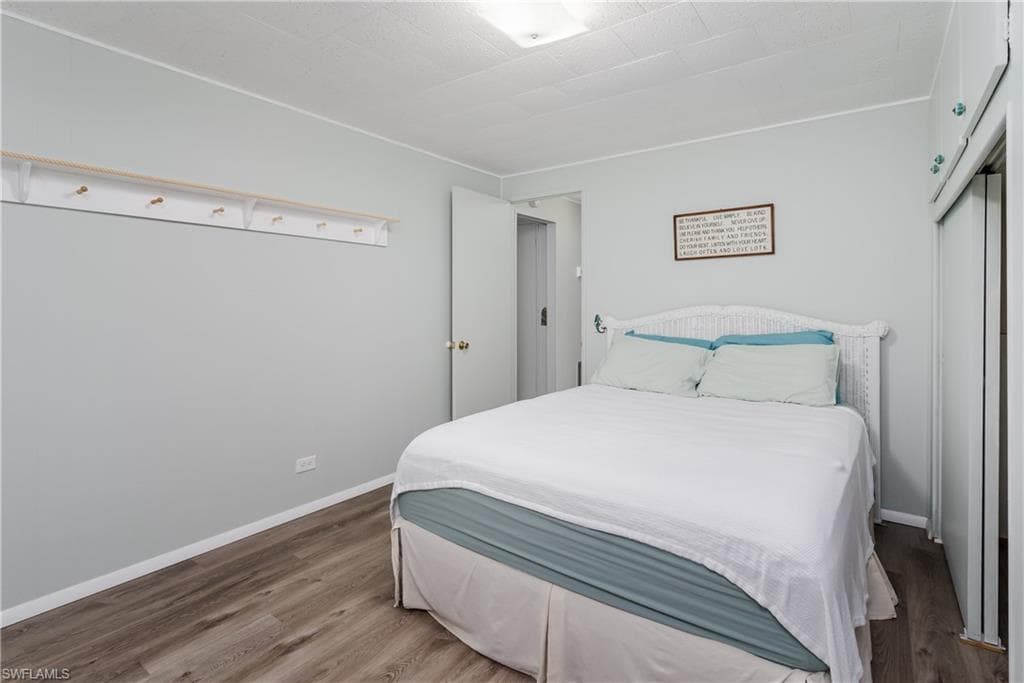 469 Riviera BLVD W, NAPLES FL 34112-17