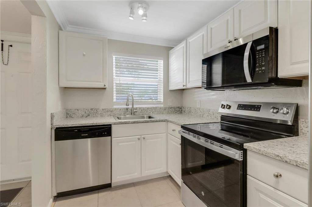 501 Forest Lakes BLVD # 102, NAPLES FL 34105-2