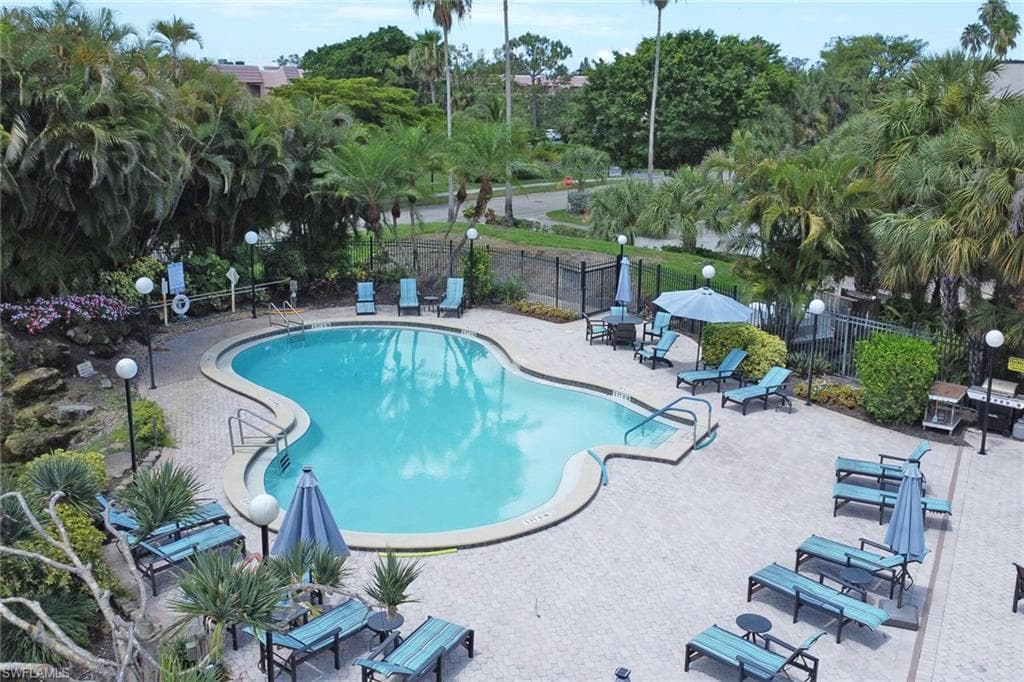 501 Forest Lakes BLVD # 102, NAPLES FL 34105-29