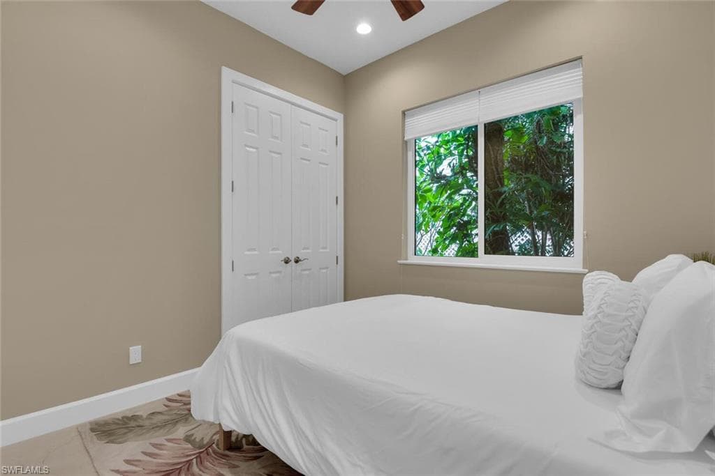 3254 Lakeview DR, NAPLES FL 34112-16