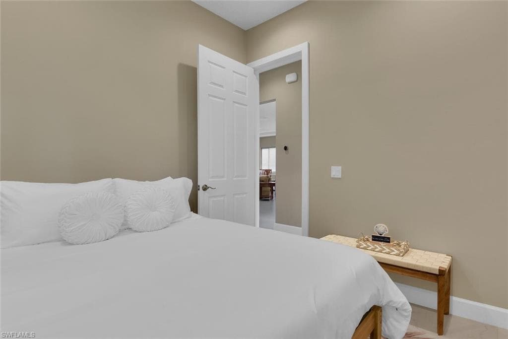 3254 Lakeview DR, NAPLES FL 34112-17