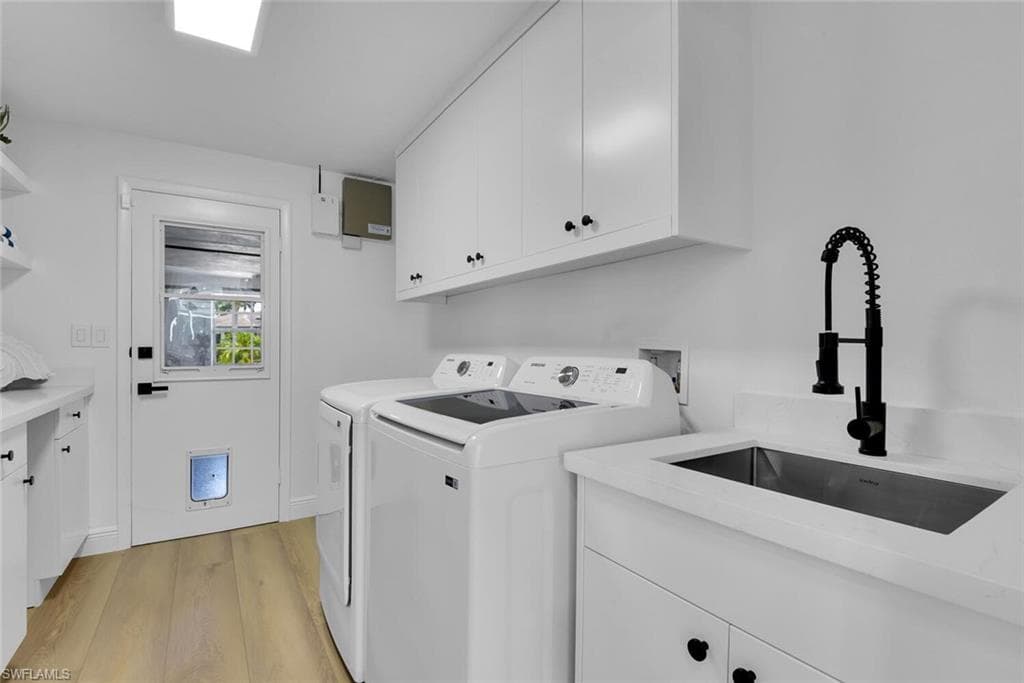 740 Park Shore DR, NAPLES FL 34103-25