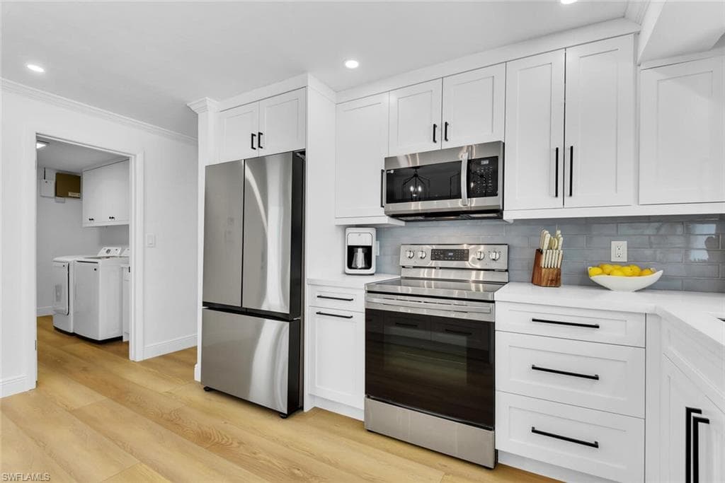 740 Park Shore DR, NAPLES FL 34103-8