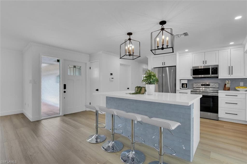 740 Park Shore DR, NAPLES FL 34103-10