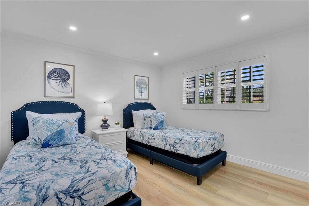 740 Park Shore DR, NAPLES FL 34103-18