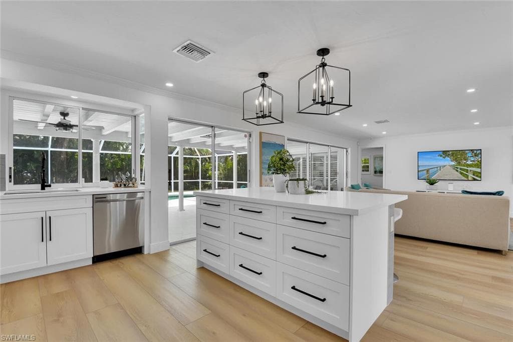 740 Park Shore DR, NAPLES FL 34103-7