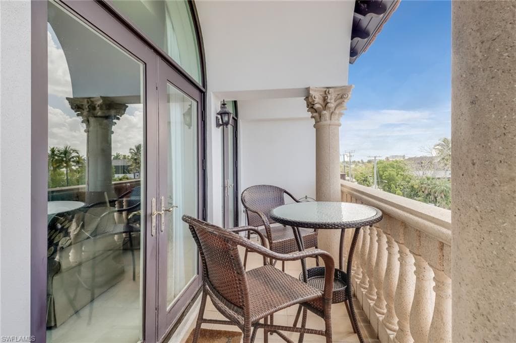 900 5th AVE S # 302, NAPLES FL 34102-26