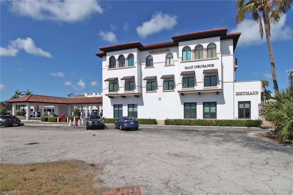 900 5th AVE S # 302, NAPLES FL 34102-27