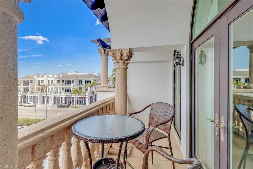 900 5th AVE S # 302, NAPLES FL 34102-9