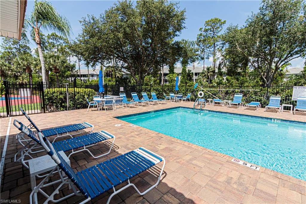 260 Robin Hood CIR # 202, NAPLES FL 34104-25