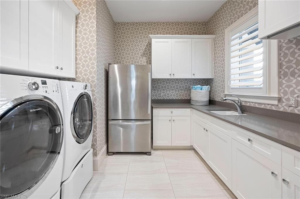 6818 Mangrove AVE, NAPLES FL 34109-33