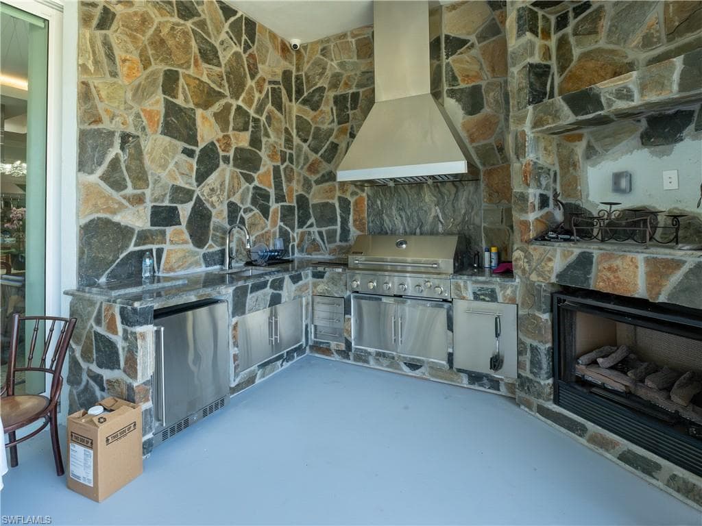 256 Price ST, NAPLES FL 34113-9