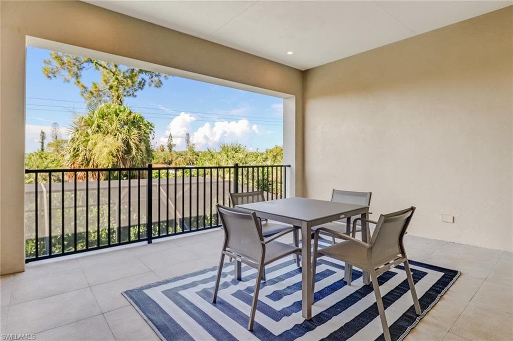 2875 Coco Lakes DR, NAPLES FL 34105-19