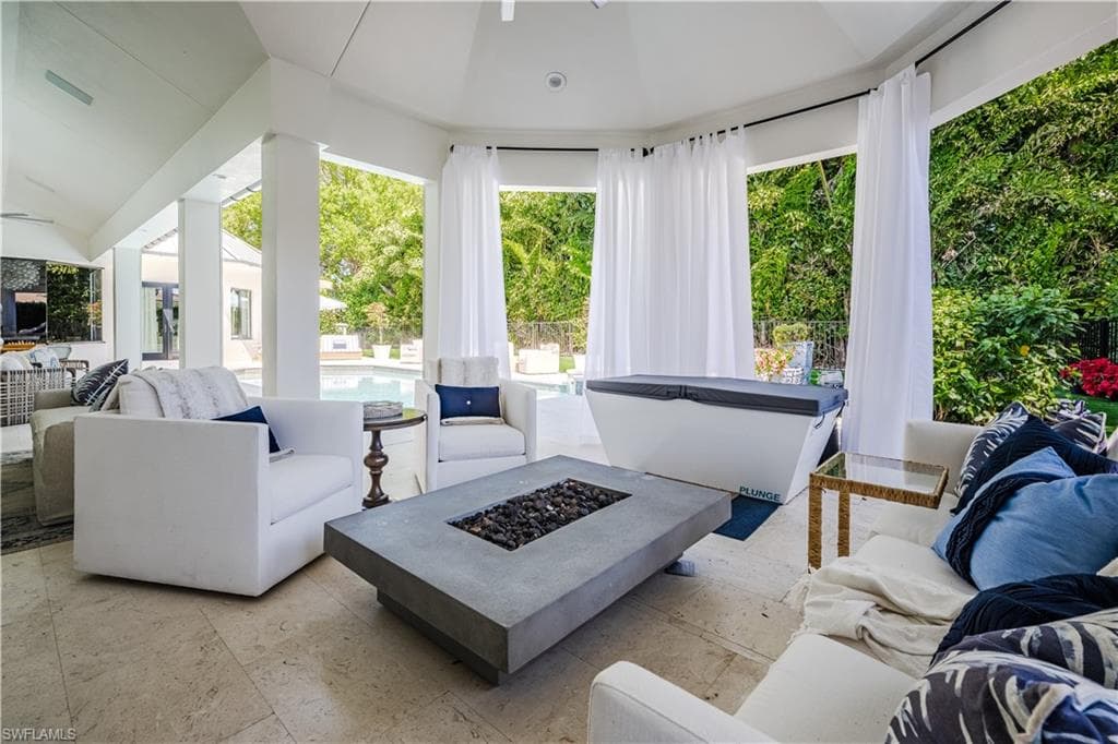 681 Katemore LN, NAPLES FL 34108-47