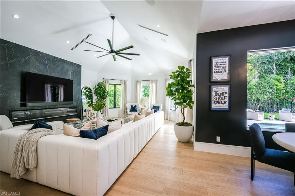 681 Katemore LN, NAPLES FL 34108-18