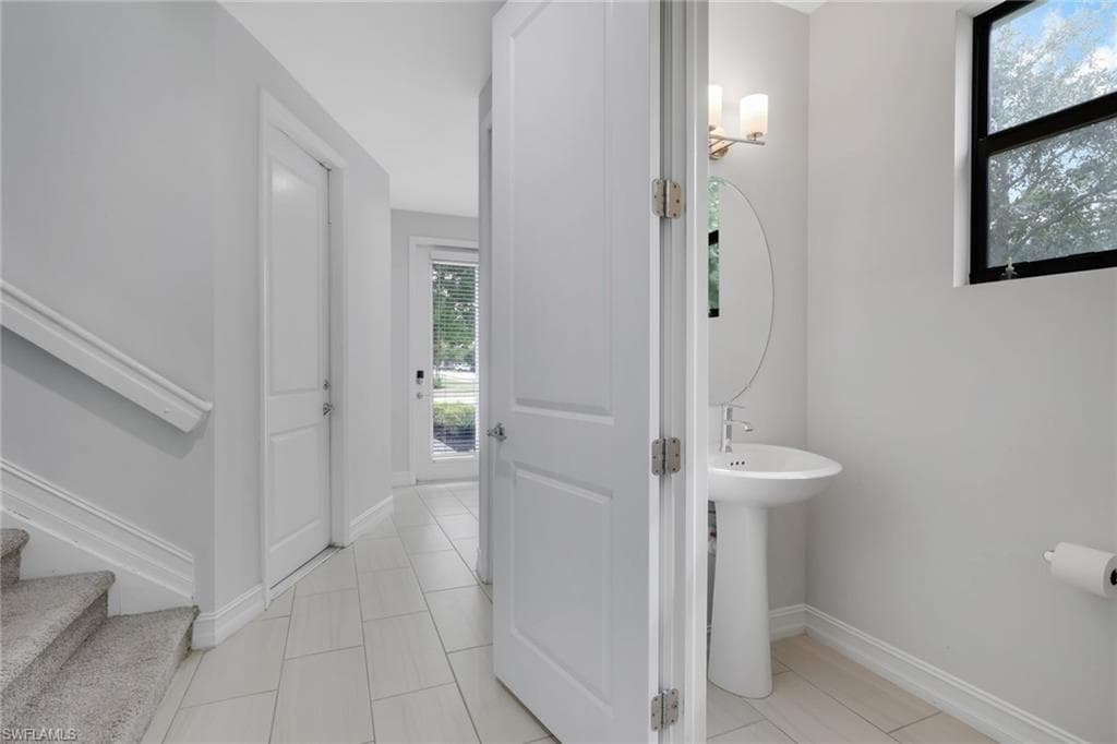 7501 Carnegie WAY, NAPLES FL 34119-21