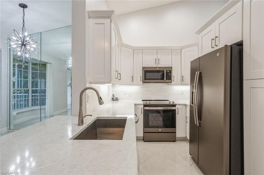 74 Silver Oaks CIR # 202, NAPLES FL 34119-8