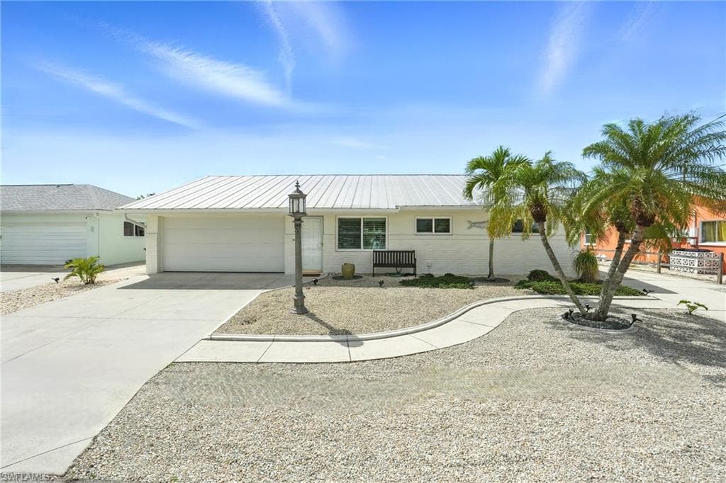 2749 Bruce ST, MATLACHA FL 33993-2