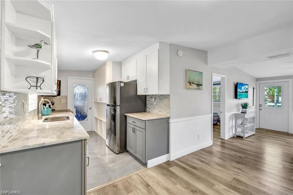 2047 Harbor LN, NAPLES FL 34104-6