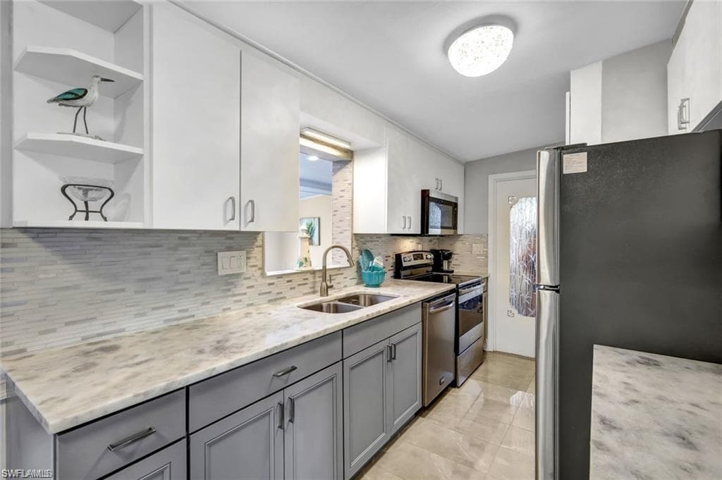 2047 Harbor LN, NAPLES FL 34104-2
