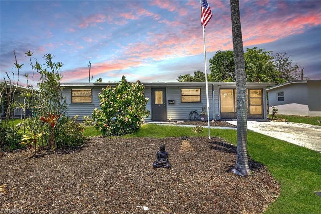 2047 Harbor LN, NAPLES FL 34104-27