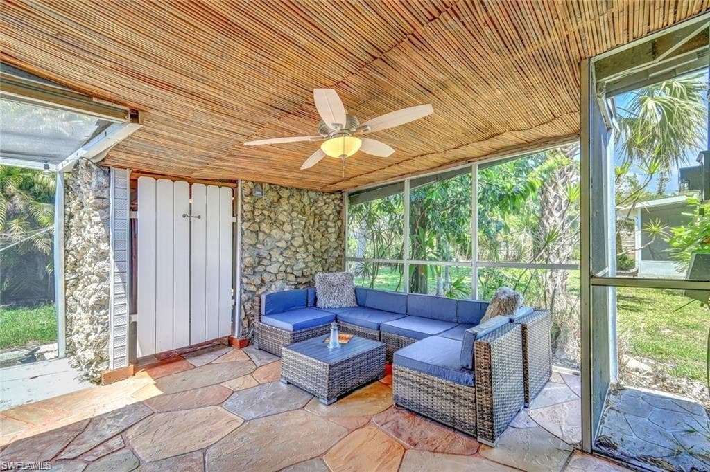 2047 Harbor LN, NAPLES FL 34104-23