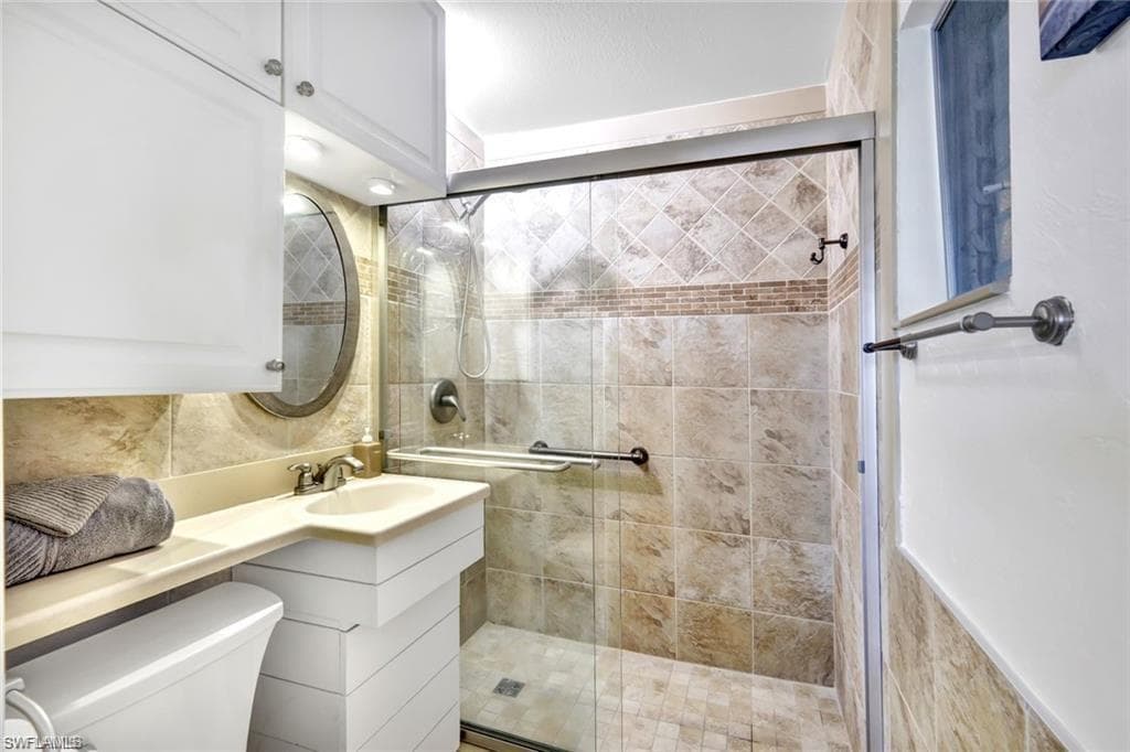 2047 Harbor LN, NAPLES FL 34104-17