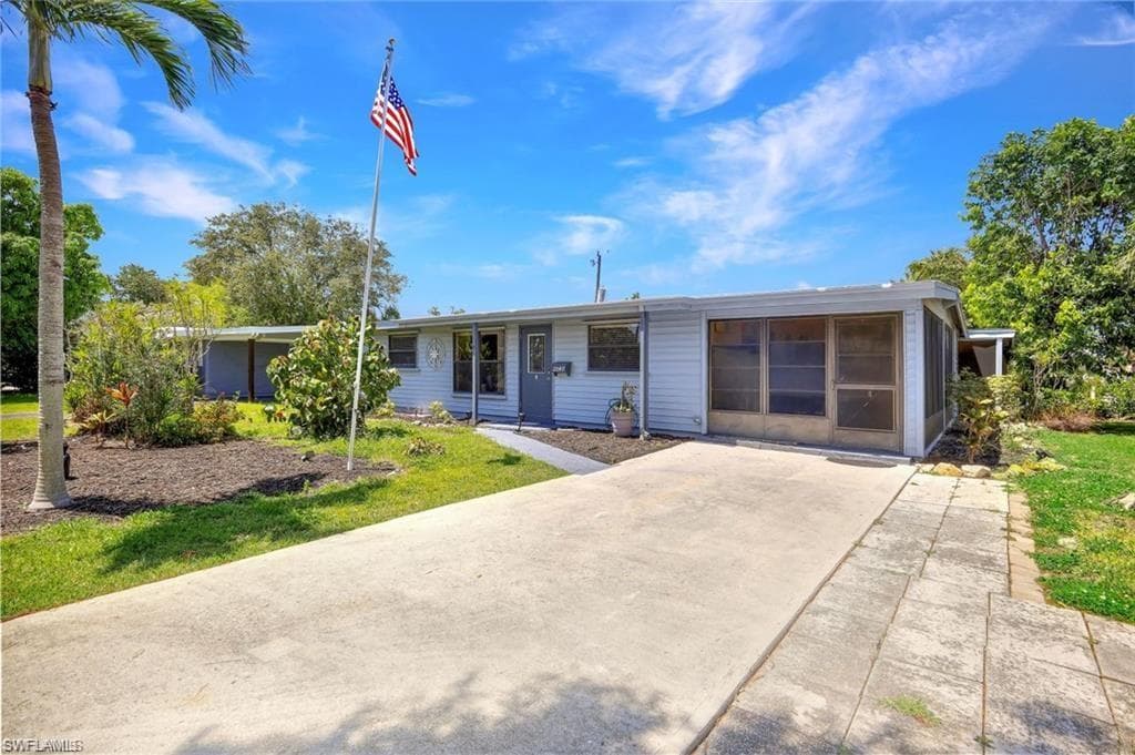 2047 Harbor LN, NAPLES FL 34104-28