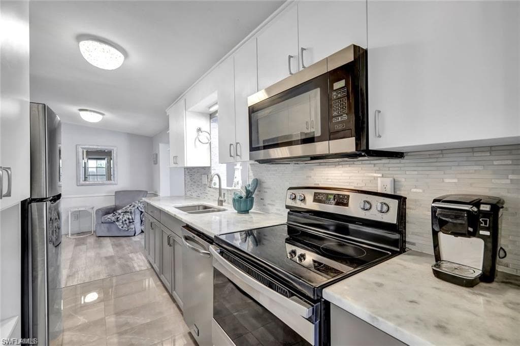 2047 Harbor LN, NAPLES FL 34104-3