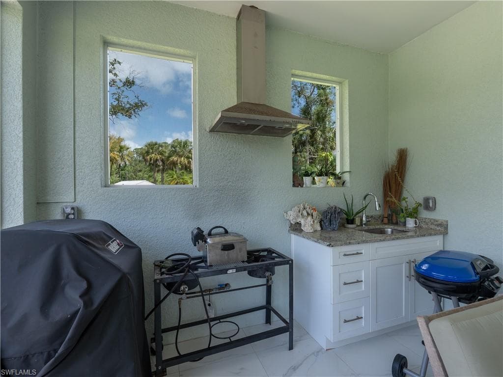 260 Price ST, NAPLES FL 34113-25