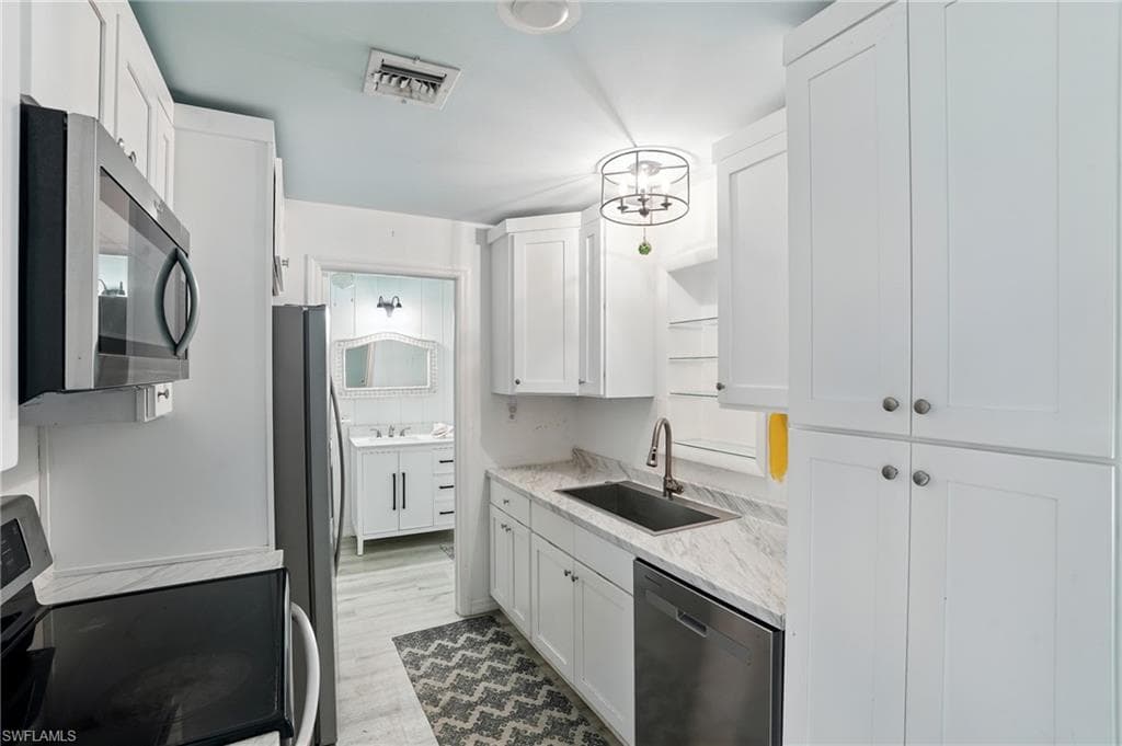 4011 Coconut CIR S, NAPLES FL 34104-6