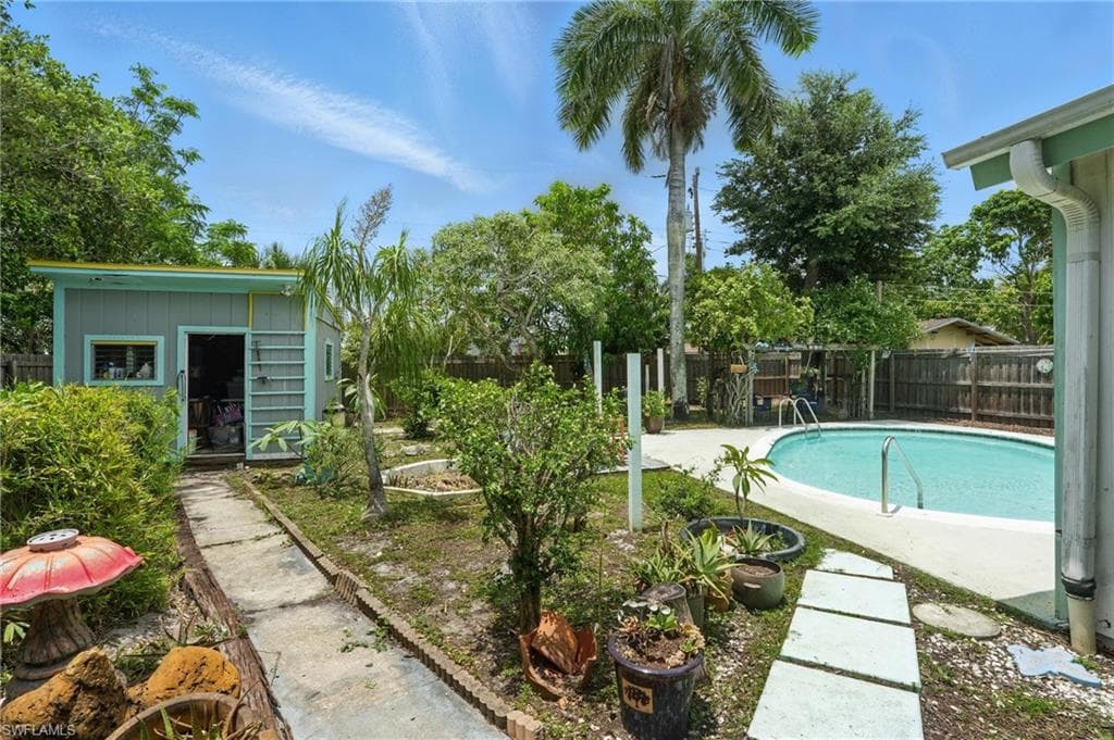 4011 Coconut CIR S, NAPLES FL 34104-27